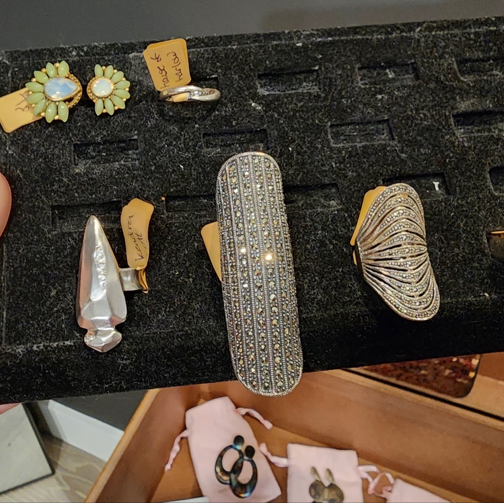 Swavorski Statement Ring - Picture 3 of 3